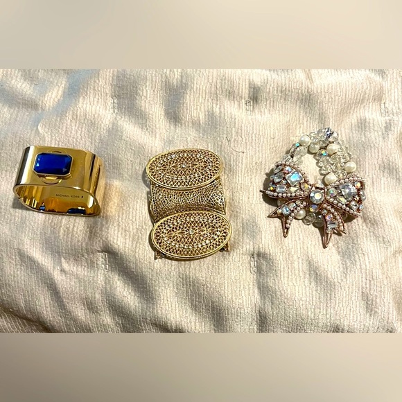 Assorted bracelets - Picture 1 of 1